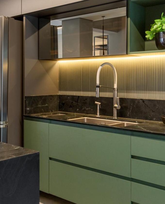 Consultório de estética projetado com marcenaria lilás, bancada em granito e iluminação natural, design de interiores para clínica de saúde