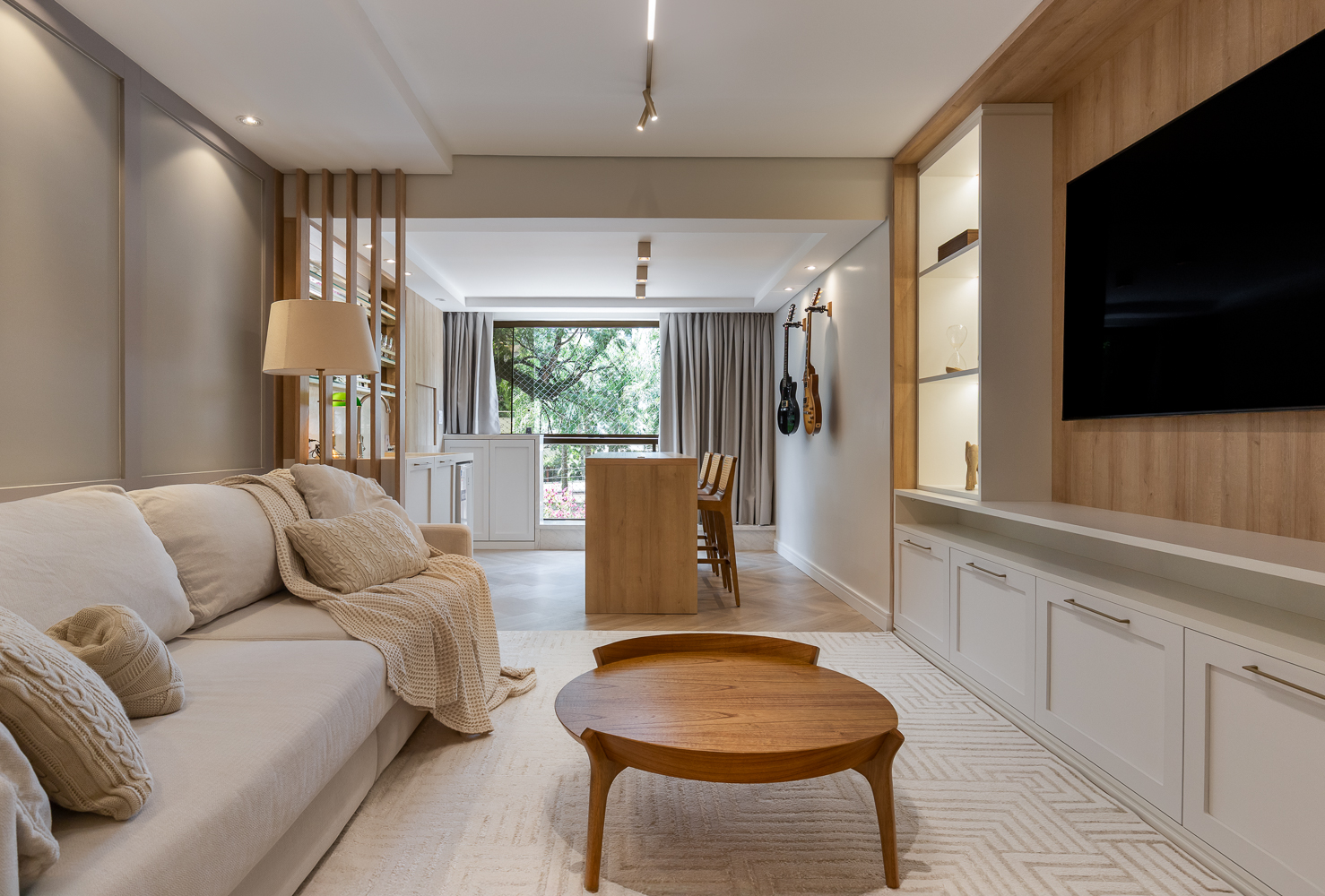 Sala de estar de projeto residencial concluído, tons neutros e mobiliário autoral, fotografia de interiores profissional