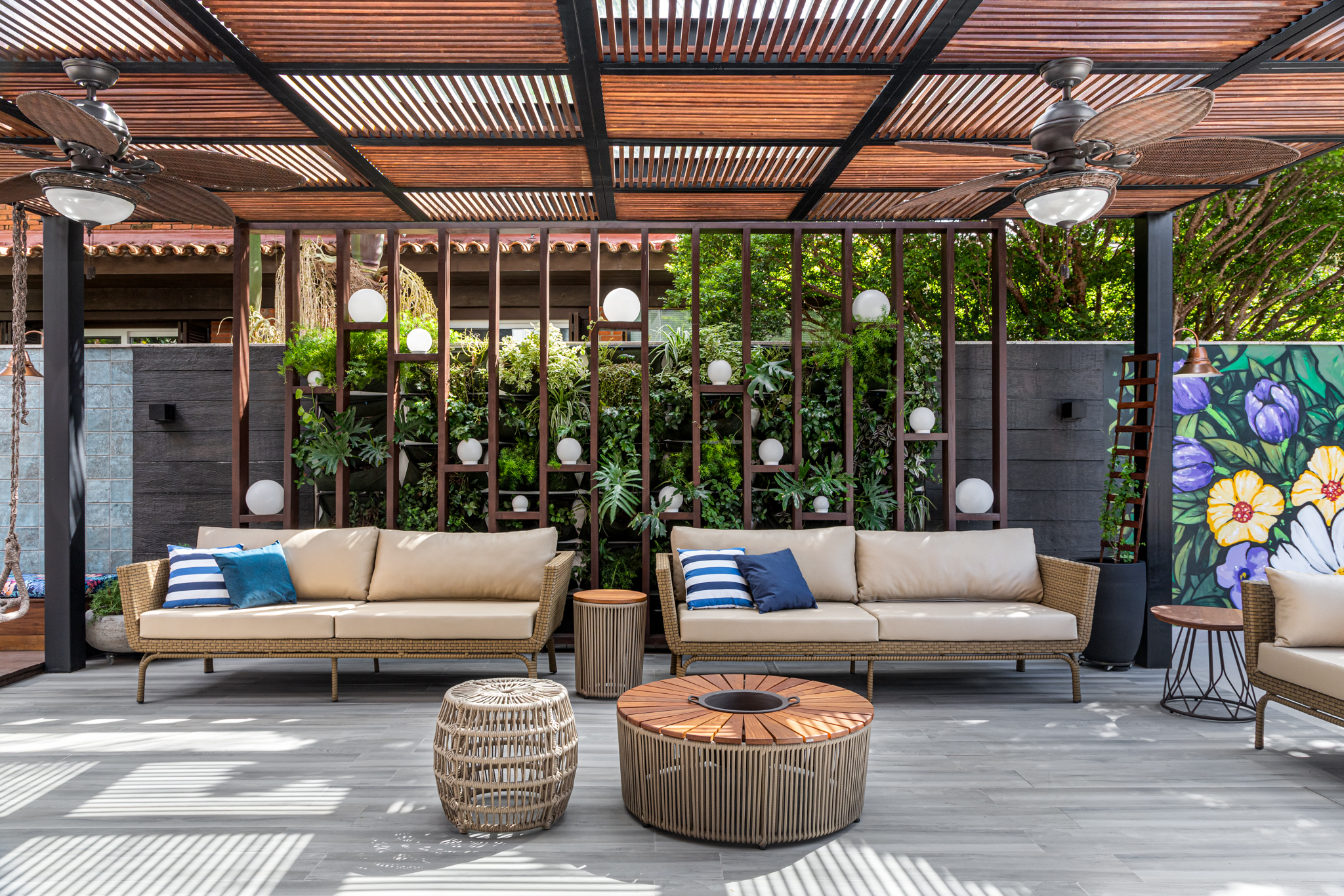 Fachada de residência concluída com jardim e piscina, arquitetura contemporânea, fotografia arquitetônica profissional