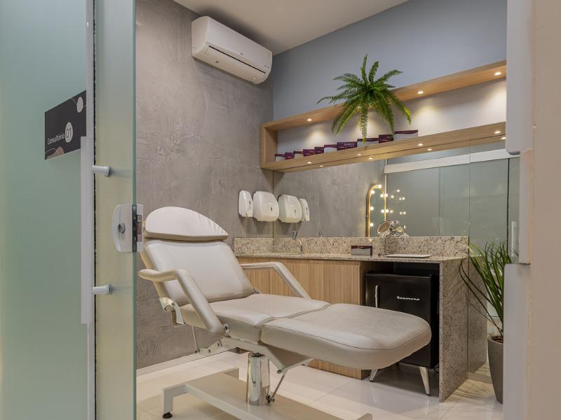 Recepção de clínica de saúde com design acolhedor, cores claras e mobiliário ergonômico, iluminação suave e ambiente limpo, fotografia arquitetônica profissional